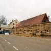 Die Abrissarbeiten haben begonnen, die Stadtmauer wird durch Holzlatten gestützt. 