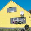 Schwarz und Gelb: Die Familie von Fußball-Fan Walter Weiser (kleines Bild) hat sein Haus nun in den Vereinsfarben des SV Beuren gestrichen.  