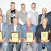 Ehrungen beim Schützenverein „Alpenrose“ Rehling: (vorne von rechts) Johann Lapperger (40 Jahre), Johann Mertl, Ludwig Escher und Ludwig Limmer (jeweils 60 Jahre) und Josef Stöckl (50 Jahre), (hinten von links) Schützenmeisterin Lucia Schapfl, Helmut Forster, Georg Sturz, Xaver Schmidberger, Gauschützenmeister Franz Achter, Gau-Ehrenschützenmeister Willi Hanika, Georg Leinfelder und 2. Schützenmeisterin Angela Schlögl. 