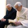 Vereint im Gebet: Papst Benedikt XVI. mit Bruder Georg am 14. April 2012 im Vatikan.