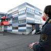 Objektüberwachung und Zustelldienst per Drohne: Nils Gageik von EmQopter steuert eine Drohne auf dem Werksgelände von Andreas Schmid in Gersthofen.