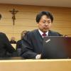 Anas M. neben seinem Rechtsanwalt Chan-jo Jun (rechts). Das Bild wurde während eines Prozesses gegen Facebook im Jahr 2017 aufgenommen. 