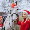 Janina Seidl aus Kinsau und ihr Pferd Bonito im weihnachtlichen Outfit.