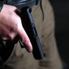 Nur mit einem Warnschuss aus der Dienstpistole konnte die Polizei in Türkheim einen Mann stoppen, der mit einem Messer auf die Beamten losging. 