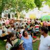 Beim Gartenfest im Rehlinger Ortsteil Au waren den ganzen Nachmittag über die Plätze unter dem großen Kastanienbaum im Garten der Familie Rieger besetzt.