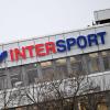 Das Logo des Sportfachhändlers Intersport hängt an einem Gebäude der Zentrale.