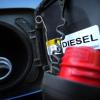 Unbekannte haben in Dasing Diesel aus zwei Fahrzeugen gestohlen.