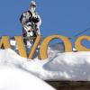 Ein Mitglied der Schweizer Spezialkräfte steht auf dem Dach des Kongress Hotels in Davos. Dort findet momentan wieder das Weltwirtschaftsforum statt.