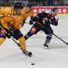 Münchens Filip Varejcka (r) kämpft mit Anrei Hakulinen im Olympia-Eissportzentrum um den Puck.