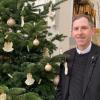 Aichachs Stadtpfarrer Herbert Gugler erklärt dir heute, welche Botschaften am Christbaum hängen.  	