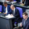 Der parlamentarische Staatssekretär im Finanzministerium Florian Toncar stellt die Haushaltspläne stellvertretend für Finanzminiter Christian Lindner im Bundestag vor.