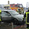 Bei einem Unfall in Derching (Landkreis Aichach-Friedberg) sind am Samstag vier Menschen verletzt worden. Ein Mann musste von der Feuerwehr aus seinem Auto befreit werden.