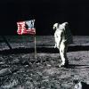 Apollo 11-Astronaut Edwin "Buzz" Aldrin steht neben der US-Flagge auf dem Mond. Im Jahr 2033 soll auf dem Mars die Flagge gehisst werden. 