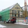 Fleißig gebaut wird auch in Winterzeiten wie diesen am ehemaligen Geschäftshaus von „Betten Kunze“ am Donaukai in Neuburg. 	 	