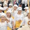 Backe, backe ... Die Bäckerinnen und Bäcker hatten Mehl und Werkzeug gleich mitgebracht beim gestrigen historischen Kinderumzug.