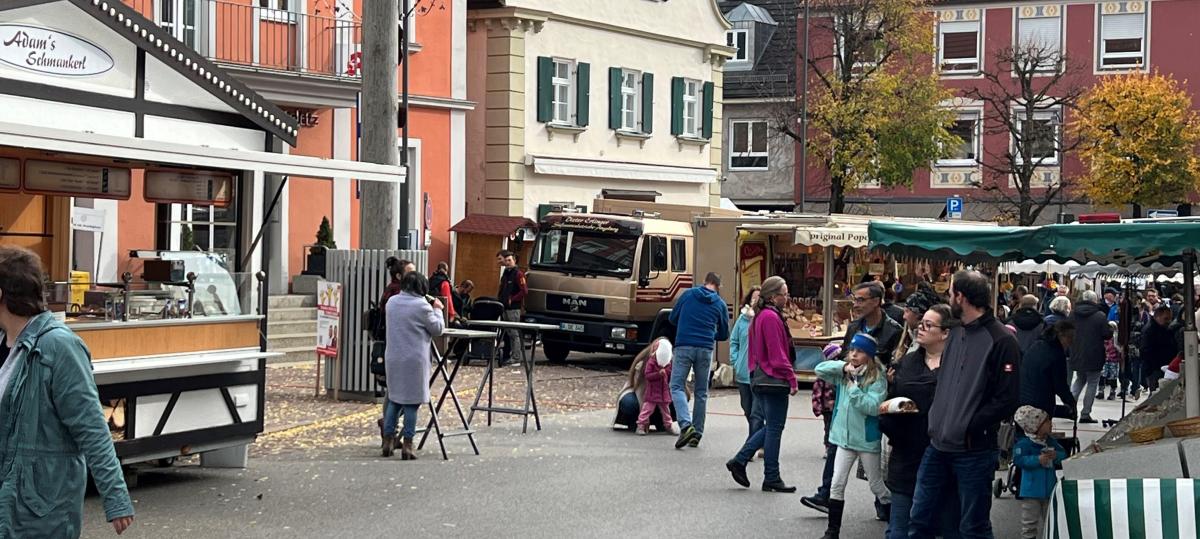 Vier Jahrmärkte vor dem Aus? Mering diskutiert Zusammenlegung der Termine
