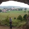 Horst Schwark vor dem Eingang zur großen Höhle mit prächtigem Panoramablick auf Mauern. 