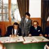 1973 unterzeichneten die damaligen Bürgermeister von Pouzauges und Meitingen, Jacques Chartier (rechts) und Leonhard Rieger, die Urkunden für die Städtepartnerschaft in der westfranzösischen Stadt in der Vendée.