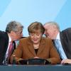 Was es da wohl zu tuscheln gibt? Joachim Gauck und Horst Seehofer hinter dem Rücken Angela Merkels.