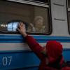 Ein Mann verabschiedet ein weinendes Mädchen in einem Zug in Lwiw.