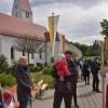 Weihbischof Florian Wörner segnete die Kinder vor der Festmesse am Pfingstmontag, als die frisch sanierte Pfarrkirche St. Michael Buch offiziell wieder in Dienst gestellt wurde.  	