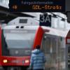 Der Hinweis «GDL-Streik» leuchtet auf der Fahrgastinformationsanzeige in einem Bahnhof. Die Lokführergewerkschaft GDL darf im Tarifkonflikt mit der Deutschen Bahn nun auch zu unbefristeten Streiks aufrufen.