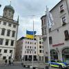 Zwei unbekannte Täter haben am Augsburger Rathausplatz die israelische Fahne von einem Mast gerissen. Sie hing zwischen der ukrainischen Fahne und der Flagge der Friedensstadt Augsburg. 