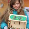 Mathilde Murnauer (7) gefällt das mit Playmobil-Figuren inszenierte Abendmahl im Schaukasten des Weltladens.