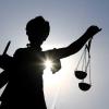 Ein 50-Jähriger sitzt in Aichach wegen des Vorwurfes der sexuellen Belästigung vor Gericht. 