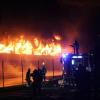 In der Nacht auf Samstag war das Feuer in der Klebeband-Fabrik ausgebrochen. Nach dem Großbrand wissen viele Mitarbeiter nicht, wie es für sie weitergeht.
