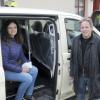 Eine Plastikfolie als zusätzlicher Schutz: Claudia Lederle und Michael Hegele warten auf Kundschaft für ihr Taxiunternehmen.  	