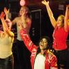 Mit Glitzerkostüm und scharzer Strähne im Gesicht steht Kofi Missah alias Michael Jackson auf der Bühne im Vöhringer Kulturzentrum. 	