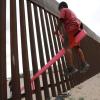 Ein Kind sitzt auf einer Wippe, die am Grenzzaun zwischen Mexiko und den USA angebracht ist. Die Wippe wurde von Ronald Rael, einem Professor für Architektur in Kalifornien, entworfen.