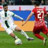 Gladbachs Lars Stindl (l) und Freiburgs Nicolas Höfler kämpfen um den Ball.