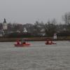 Rettungsboote der Wasserwacht und Feuerwehr suchten an der Bergheimer Staustufe nach der Frau. Die Leiche wurde im Treibgutrechen des Wasserkraftwerks gefunden.