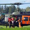 Ein Bergretter hebt bei Schwangau ein Mädchen aus einem Hubschrauber,  das von der Bergstation des Tegelbergs ausgeflogen wurde. Ein Gleitschirmflieger war zuvor in die Seile der Tegelbergbahn gestürzt