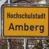 Vier junge Asylbewerber haben in Amberg in der Oberpfalz wahllos Passanten geschlagen und damit eine Debatte über Gewalt von Flüchtlingen ausgelöst.