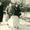 Dieses Bild vom „Frauenspaziergang“ im Jahr 1954 zeigt Renate Ott aus Augsburg mit Oma und „Stadtoma“. 