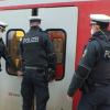 Polizisten haben in Tutzing einen Maskenmuffel aus dem Zug befördert.