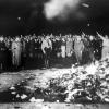 Am 10. Mai 1933 hatten nationalsozialistische Studentinnen und Studenten in Berlin Bücher verbrannt. Von der Aktion in Ulm am 15. Juli des Jahres sind keine Bilder überliefert.