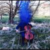 Das Standbild aus dem Video „Berührtes Land“ zeigt den Musiker Alexander Suleimann, wie er Bachs Cello-Suite Nr. 5 spielt.  	