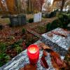 Sinnlos gewütet hat ein Unbekannter in der Nacht von Montag auf Dienstag auf dem Friedhof am Pfarrer-Ginther-Weg in Biberbach. Der Täter trat an rund 20 Gräbern die Totenlichter um. 