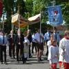 Nach dem Gottesdienst machten sich die Teilnehmer in Aindling auf zur Fronleichnamsprozession. 	