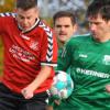 Es klemmt im Aschberg-Derby zwischen dem FC Weisingen (links Fabian Wengenmayer) und Gast SV Aislingen (rechts Matthias Böck, hinten Daniel Sailer). Den Weg in eines der beiden Tore fand der Ball jedenfalls nicht.