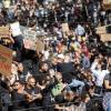 Zur "Black Lives Matter"-Demonstration auf dem Berliner Alexanderplatz am Samstag kamen Tausende Teilnehmer.