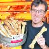 „Udo für alle“ präsentiert Bäcker Volker Koneberg aus Irsee. Die Knochen aus Laugenteig sollen an den spektakulären Fund im Ostallgäuer Pforzen erinnern. 	