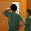 Pflegerinnen auf einer Intensivstation der Augsburger Uniklinik: Das Personal arbeitet am Anschlag.                