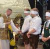 Eine BVB-Fahne drückte Pater Michael bei der Fahnenweihe des Burschenvereins Sielenbach drei „Blinden“ in die Hand. Die verbundenen Augen sollten das Vertrauen auf Gott symbolisieren. 