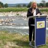 Umweltministerin Ulrike Scharf hielt ihre Ansprache zur neuen Sohlgleite an der Ammer bei Unterhausen ganz nah am Fluss.