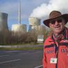 Manfred Büttner war bei der Abschaltung von Block B des Atomkraftwerks Gundremmingen an Silvester 2017 dabei. Nun ist er am 31. Dezember 2021 ans Kraftwerk gekommen, um sein Kraftwerk ein letztes Mal in Betrieb zu sehen. Er trägt noch seinen alten Mitarbeiterausweis.